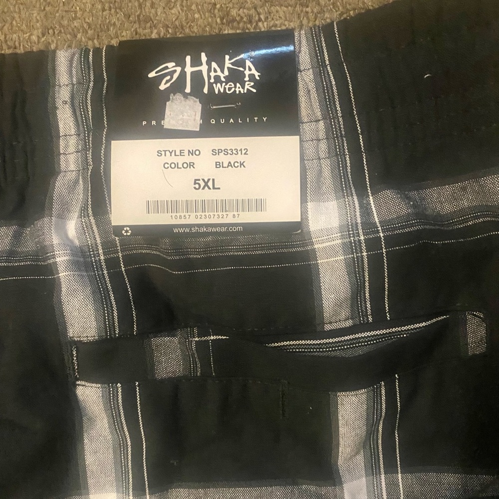 NWT…Mens shorts in size 5x….black and white shorts made by Shaka Wear - Picture 4 of 5